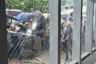 立法会玻璃门被撞至爆裂。