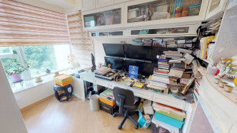 此房間用作書房，讓住戶在寧靜的環境下輕鬆工作。