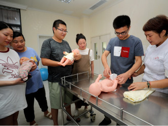 部分地方政府计画为新生儿父亲提供护理假。新华社资料图片