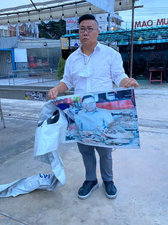 个多月前嘅泰国夜市好冷清，Roger执起被弃置，用他做生招牌嘅流水活虾食店海报影相。