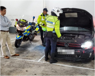 警方今晨于到彩云邨多层停车场扣留一部私家车。杨伟亨摄