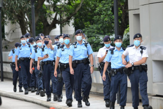 庭外有大批警员戒备。