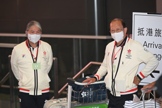 港协暨奥委会会长霍震霆(左)、奥运香港代表团团长贝钧奇等人一起回港。