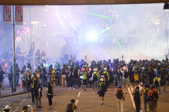 示威者与防暴警察爆发激烈冲突。