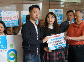 自由黨今日到九龍灣港鐵總部請願，反對港鐵明年起正式加價。李梓敬facebook圖片