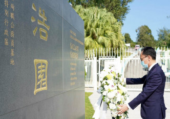 聂德权在重阳节前夕到浩园悼念73位因公殉职的同僚。聂德权fb图片