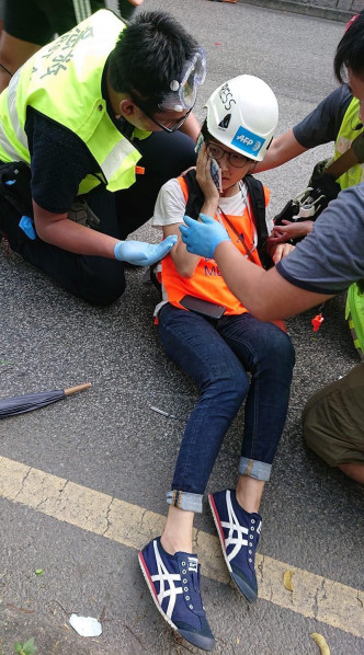 法新社女记者在采访期间，受伤倒地。网民Kaoru Ng图片