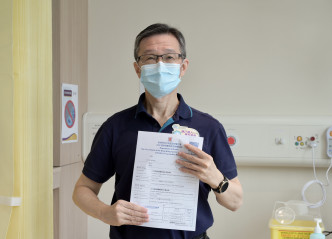 中大医院行政总裁冯康接种第二剂复必泰疫苗。