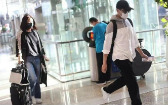 昨日兩夫妻一齊現身上海機場，靚靚拎住新款限量版包包。
