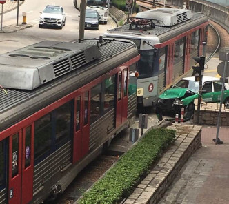 天水圍有輕鐵的士相撞。網民Kit Lung Yan圖片