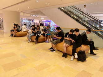 公众座位，则有不少市民坐下使用手机。