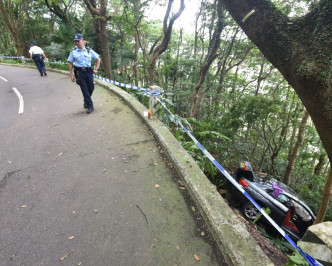 警員及消防到場發現車內空無一人。楊偉亨攝