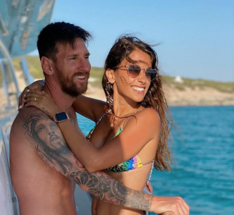 美斯Messi与老婆Antonella 青梅竹马，2017年在阿根廷举行世纪婚礼。