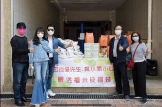 吕良伟（左三）与太太杨小娟（左二）及好友派发的物资，包括口罩、米、即食燕窝及消毒洗手液等。