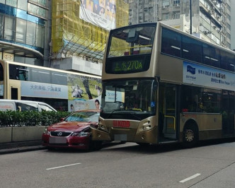 彌敦道巴士撞私家車。突發事故報料區圖片