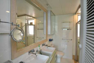套厕置有双洗手盘，住客可以同时梳洗。
