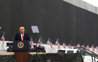 特朗普在边境围墙前致辞。AP图片