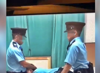 網上流傳的不雅短片，當中3名男子穿著疑似警察制服。網上短片截圖