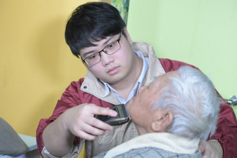 劉秉燊在安老院當實習護理員，替長者洗澡、更換尿片、餵食等，邊學邊做。