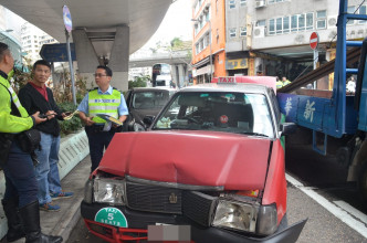 涉事的士、平治及货车。