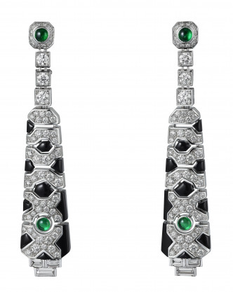 Felin吊墜耳環，以18K白金鑲嵌祖母綠、縞瑪瑙及鑽石（共重2.87卡）。