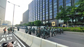 防暴警察在梳士巴利道驅散示威者