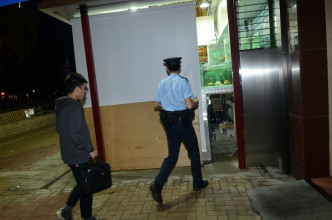 一名男子于西贡一间海鲜酒家涉嫌偷象拔蚌被捕。