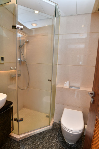 浴室采多射灯照明，采企缸设计助节省空间。