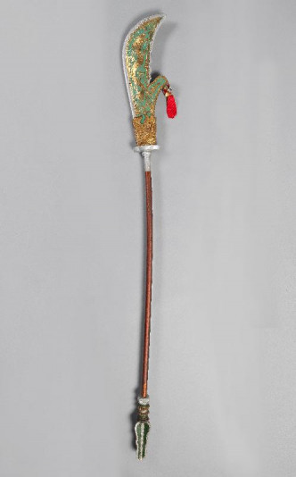 关德兴饰演关公时所使用的道具青龙偃月刀。