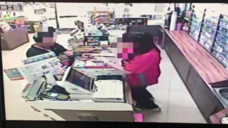 女店員搶去匪徒手槍。網上圖片