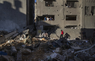 5个月大的婴儿欧玛．哈狄迪10名家属在空袭中遇难。AP图片