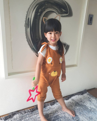 黄婉佩不时在IG分享3岁大女Cara的可爱照片。