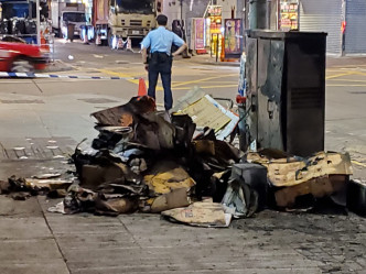 旺角砵兰街电箱起火，烧著手推车杂物。