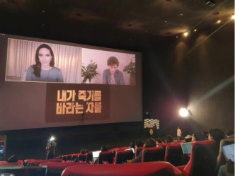 安祖莲娜接受韩媒视像访问宣传新片《灭我者》，期间提到拍档马东石。