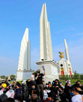 约有2500人在民主纪念碑附近举行示威集会。AP
