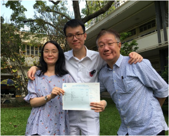袁玮谦跟父母的合照。