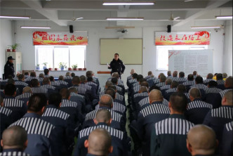 监狱民警进行点评，对服刑人员开展政治改造。网上图片