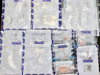 警方在单位内检获约88克怀疑冰毒、一支怀疑大麻烟、小量怀疑大麻花、两个电子磅及数个透明可再封胶袋。警方图片