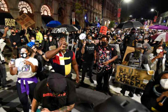 周五晚近1千人上街抗議警暴。AP