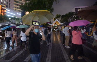 有金融界人士在遮打花園進行「快閃」示威。