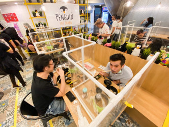 泰国曼谷有餐厅利用塑胶板阻隔面对面客人。网上图片