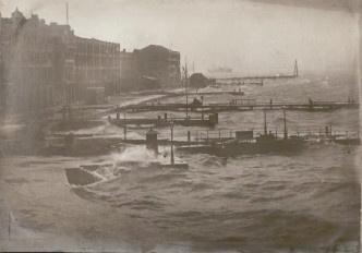 當年丙午颱風襲港在維港引發的海浪。網圖