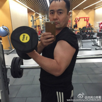 杨幂爸爸杨晓林是位健身达人。网图