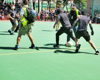 有戴口罩的黑衣人在起步前先在球场内踢波。