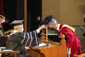 周润发获浸大校长衞炳江教授在典礼上赞扬其成就及贡献。