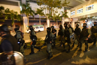 防暴警察較早前到新港城中心調查。