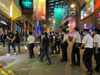 中区警区牌照组人员联同食环署人员昨晚巡查兰桂坊一带多间食肆及酒吧。警方图片