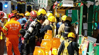 大批警員及消防員到場拯救。