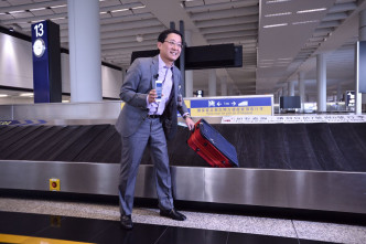 HKairport Shop柜台及网上商店购买含有无綫射频识别码（RFID)的行李牌，售价由30元至90元。