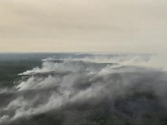 俄羅斯西伯利亞偏遠地區發生山林大火，冒出滾滾濃煙。美聯社圖片